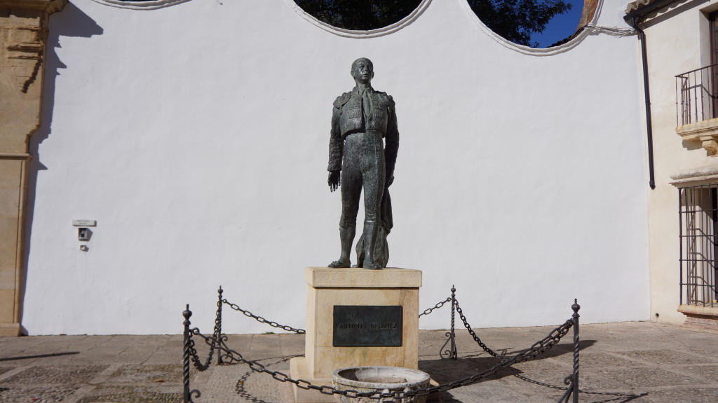 Памятник матадору