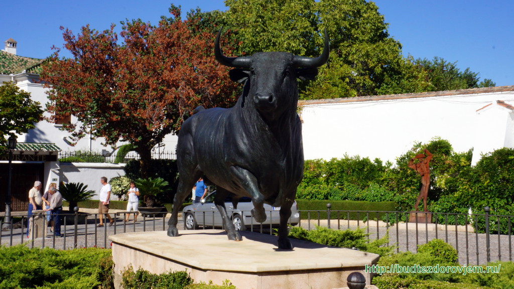 Памятник быку в Ронде